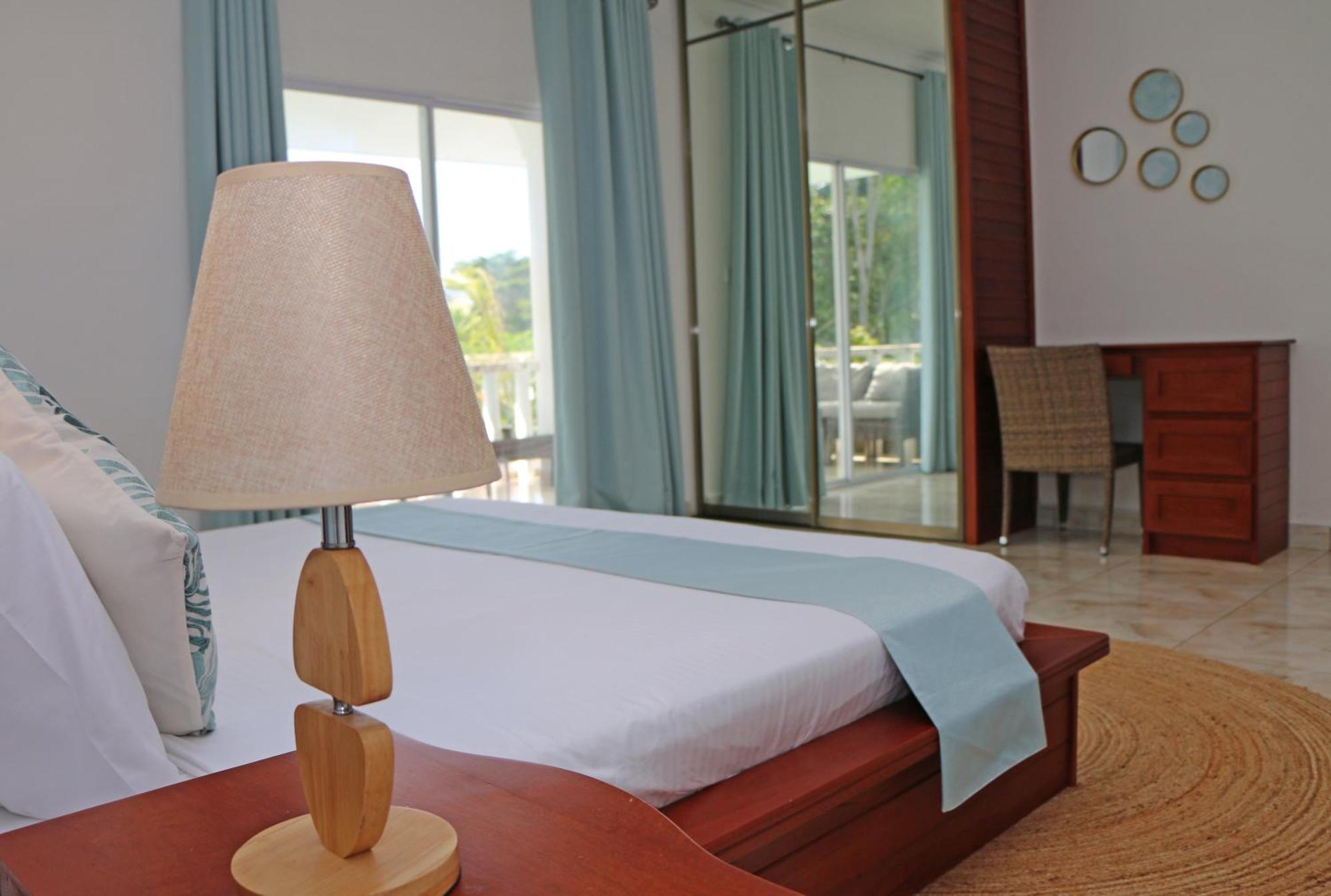 Ocean Blue Bay Anse Volbert Village Exterior foto